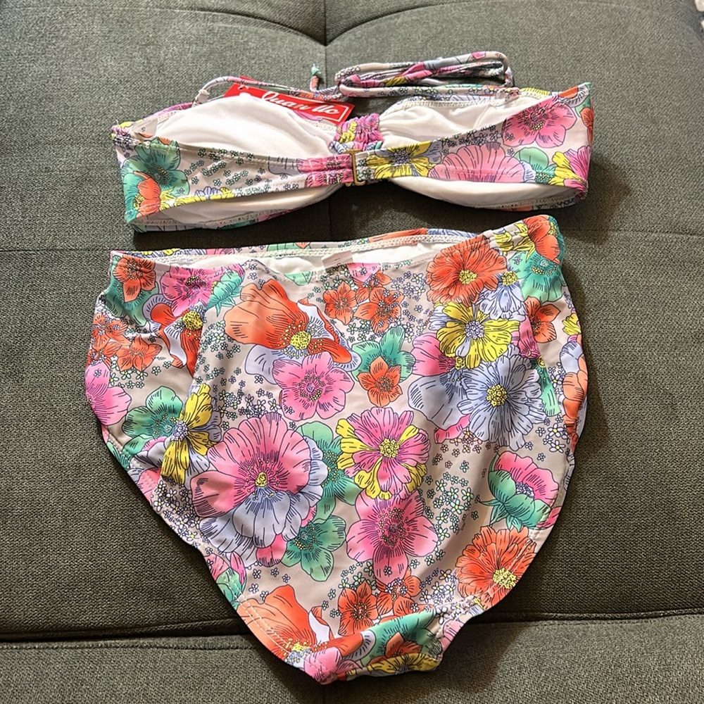 NWT small sized swimsuit two pieces. High waisted panty with floral print - Picture 5 of 7